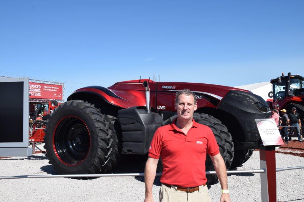 Cristian Lancestremere de CASE IH presentando el tractor autonomo